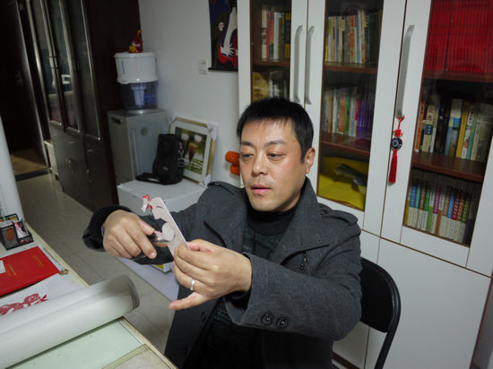韩 靖  　　西安剪纸艺术家，热衷于民间剪纸收藏。是已故“剪花娘子”库淑兰的弟子，收藏了不少库大娘的剪纸作品。