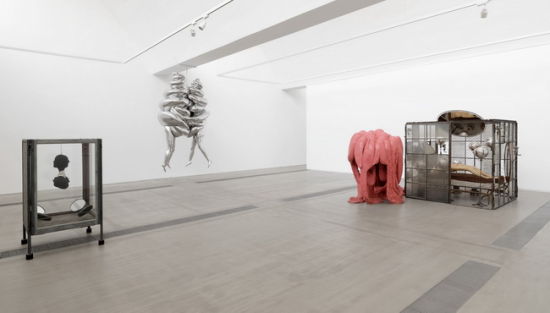 “路易斯·布尔乔亚：孤身与共处”回顾展现场，从左至右分别为：“密室二十四（肖像）”、“伴侣”、“入和出”