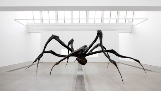 展览中体积最庞大的作品“潜伏的蜘蛛”。对布尔乔亚来说蜘蛛不是什么可怕的动物，而是竭尽全力保护孩子的母亲的象征，同时也是她自己