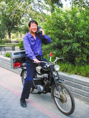 老物件收藏家赵庆伟，骑着轻骑，手拿大哥大，驮着双卡六喇叭录音机。这是改革开放初期的最强劲组合。