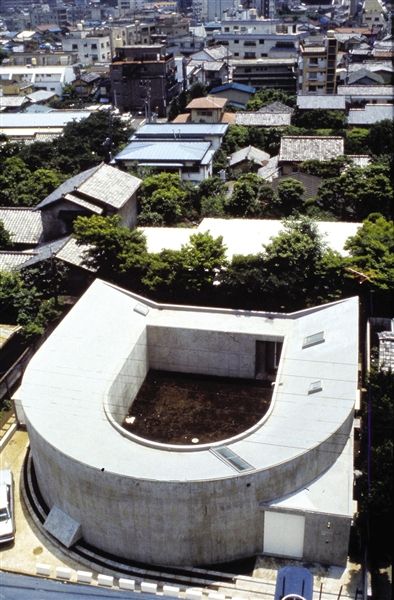 1976年，伊东丰雄为丧偶的姐姐设计了这座被称为“白色U形”的住宅，极大地提升了人们对伊东丰雄作品的关注度。这座房子毁于1997年。