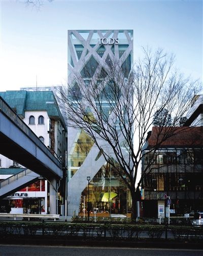 伊东丰雄设计的TOD'S旗舰店位于东京表参道区，其“建筑的外表也成为建筑的结构”，评委会的评审辞这样写道：“创新一词经常被用来描述伊东丰雄的作品。”