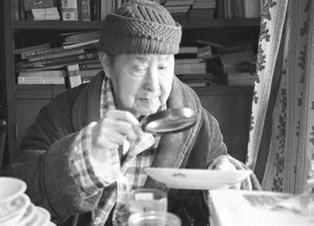 1999年,施先生在鉴赏器物铭文（沈建中摄）