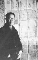 1963年,施先生在北山楼与所藏碑拓（资料图片）