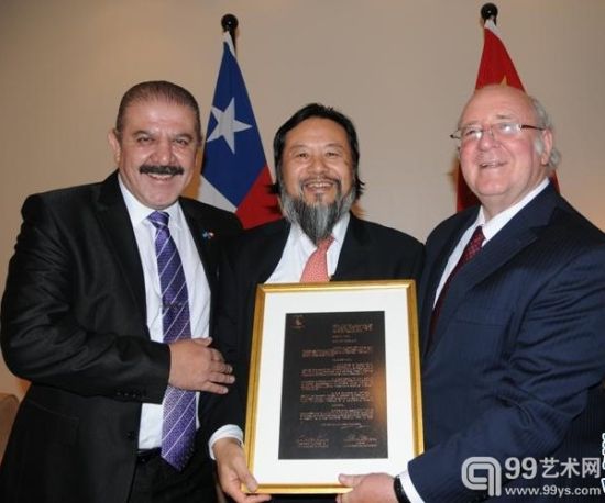 2013年3月18日，中国著名艺术家遥远先生被智利科皮亚波市授予荣誉市民。图为智利科皮亚波市市长马里奥•西查迪尼（左）、智利驻华大使路易斯•施密特（右）与中国著名艺术家遥远先生（中）合影。