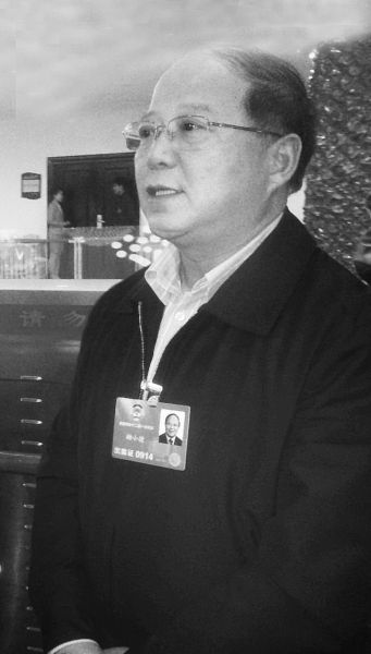 图片说明：励小捷委员在接受本报记者的采访。