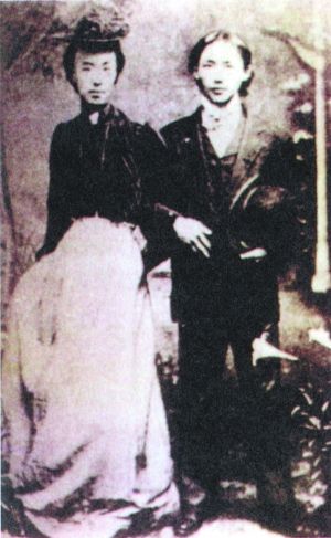 　李叔同（左，女装者）、曾延年在留日时期进行戏剧表演时的合影