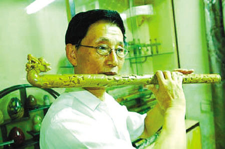 图为邵志培吹奏石笛。（资料照片）
