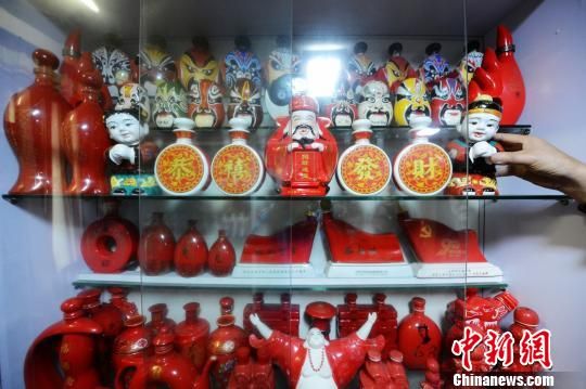 扬州酒瓶收藏“狂人”董杭林和他的酒瓶世界。　孟德龙　摄