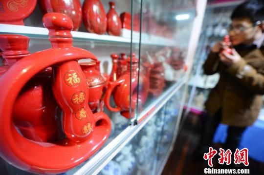 扬州酒瓶收藏“狂人”董杭林和他的酒瓶世界。　孟德龙　摄