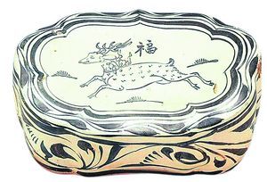 白地黑花福鹿图如意头形枕