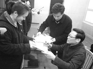 高云向学子们赠送签名