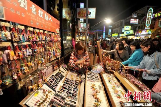 黄瑱瓊的捏面人摊位始终受到游客青睐。 王东明 摄