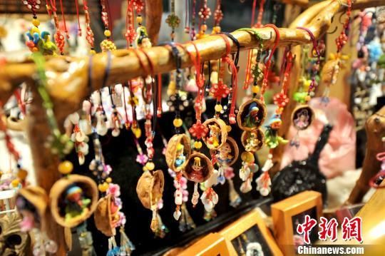 黄瓊瑱独具匠心的捏面人作品。 王东明 摄