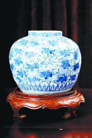 明万历瓜棱“松鼠瓜蒌”青花罐