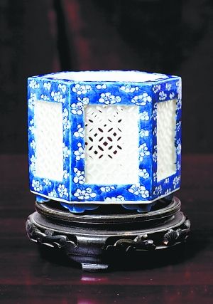 清乾隆青花六方镂空加白笔筒