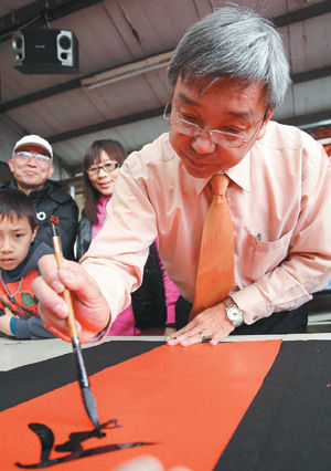 图片</p>

<p>　　“我进入书法世界的契机比较奇怪。”林清泉回忆小时候，每天都因为字写太丑被老师处罚，原不以为意，而当时常利用课余时间，跑到龙潭公墓帮人看牛，心想反正放牛也无聊，便拿起芒草梗按照碑文字体，在砖厂的泥胚上依样画葫芦，临摹久了，练就一手好书法，在学校被处罚次数也少了，四年级更夺得全县书法比赛第一名，让老师刮目相看。</p>

<p>　　“当时练书法也是想赚钱。”林清泉坦言，小时候看到市场里有人写春联贩卖，“原来写字也能换钱？”初中在自家门口摆摊卖春联，初试啼声就赚了1200多元新台币，“连学费都有了！”</p>

<p>　　林清泉后来进入台铁服务，13年前担任宜兰站长时，开始在车站大厅写春联赠送民众，当时宜兰站内的春联全是他亲手挥毫，2年前以宜兰运务段长身份退休后，春节前夕仍可在县内各大火车站看到他挥毫的身影。</p>

<p>　　因幼时在公墓放牛的成长过程，不但令林清泉习得一手好书法，更让他对生死有另一番见解，受佛光大学与罗东社大之邀，开班讲授《殡葬礼仪》，退休生活依然充实。</p>
<!-- publish_helper_end -->
                 

					<div class=