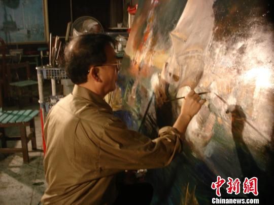 2月16日，台湾画家杨炳辉正在创作郑成功史画海战画面。　陈立宇　摄