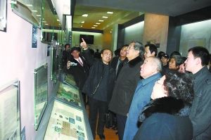 张丁(左)向前来参观的领导介绍家书展。