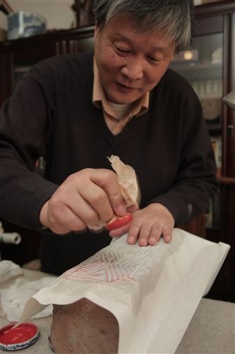 曾昭国，天津市书法家协会会员，能书善画精篆刻，书法以隶书见长，绘画以山水为主，擅用焦墨作画，兼工写意花鸟。篆刻作品入编《当代肖形印谱》，入选首届《国际肖形印大展》、《中国美术书法界名人名作博览》等画册专集。其艺术传略收入《中国印学年鉴》、《中国当代艺术届名人录》、《当代篆刻家大辞典》等。近三十年来收藏汉瓦汉砖精品近百件。