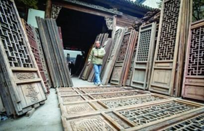 赵文龙在茂联路上建造了一块展示古典建筑的基地 肖允