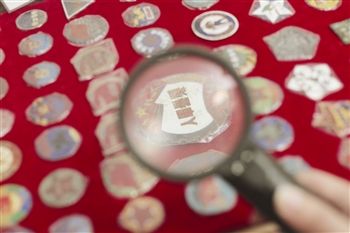 军功章收藏家龙亚伟：收藏军功章可“按图索骥”