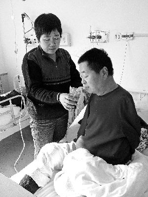 生病后老伴毛大华一直在刘京生身边细心照料。