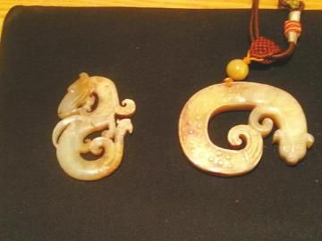 左为高仿品（龙凤佩），右为真品（战国单形龙佩）。