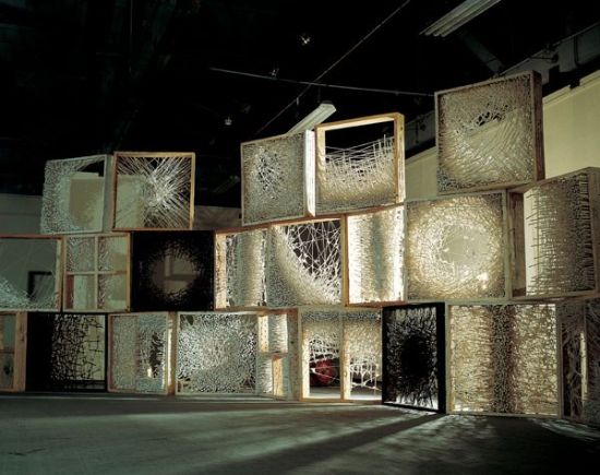 施慧《结》  棉线、宣纸、纸浆、木  90cm×90cm×15cm×24  1994—1995年（1995年中国美术学院画廊展出现场）