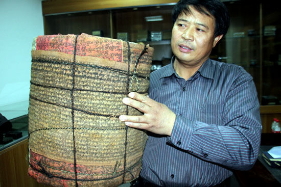 鲍锋海正在展示他收藏的藏文经卷