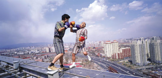 李暐《拳击》  摄影、北京  176cm×366cm  2009年