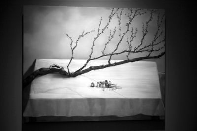 张晓刚新作中又出现了“红梅”。实习生 翟超 摄