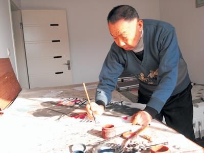 虽然已年近7旬，刘世杰仍经常挥毫作画，笔耕不辍。鄢璐 摄
