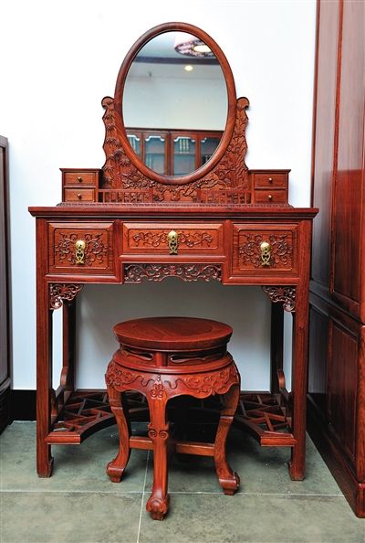 清晚期广作、海派家具借鉴了西式家具的形态特征。