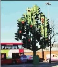 ■ 伦敦鱼市场BILLINGSGATE MARKET门前环岛中的红绿灯树，但它并不作为红绿灯的功能使用。这样趣味的装置在伦敦街头很常见 潘敏德 摄