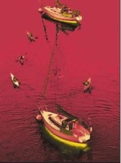 ■ 《子母船》将水面“染上”紫罗兰色，简单的构图顿时丰富起来，仿佛增添了几分法式的浪漫