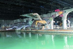 徐冰的装置艺术作品《凤凰》摆放在军械库的船坞里，挨着中国馆的主入口。这对凤凰每只长达30米、重达8吨，是威尼斯双年展历史上最大的单体艺术作品之一。诞生在北京的这对凤凰，材料来自于艺术家从北京建筑工地回收? />
										　　徐冰的装置艺术作品《凤凰》摆放在军械库的船坞里，挨着中国馆的主入口。这对凤凰每只长达30米、重达8吨，是威尼斯双年展历史上最大的单体艺术作品之一。诞生在北京的这对凤凰，材料来自于艺术家从北京建筑工地回收?/span>
								

<p>　　文字整理 信息时报记者 冯钰</p>

<p>　　一周以来，微信圈与微博里充满了关于第56届威尼斯艺术双年展的“刷屏”。</p>

<p>　　对如今的中国艺术界而言，威尼斯双年展早已不再是上世纪80～90年代我们刚刚听说它时那样的神秘与遥远，但在众多中国艺术家、策展人和媒体人眼中，它依然是掌控着国际艺术权威和学术标准的重要当代艺术展示舞台。然而有趣的是，在圈内、在民间、在媒体的报道中，对它的评价则有不少争议。</p>

<p>　　即使解决了中国馆的场地问题，2015年威双中国人平行展扎堆现象、顾恺之、范宽、倪瓒、朱耷等中国古代画家作品被带到威双引发的“游戏规则”之争论、肯尼亚馆事件引发的对金融支持下的艺术殖民倾向的警惕、中国馆参展艺术家身份与作品的“跨界”……一个个话题此兴彼起。</p>

<p>　　《抢占威尼斯—中国人的自我想象？》、《中国艺术家威尼斯狂刷“存在感”》、《善变通的中国艺术家来到威尼斯》、《中国人想玩转威尼斯双年展还得再交十年学费》……国内媒体对这个艺术嘉年华连篇累牍的报道让人们疑惑并思考：“威双”带给我们的究竟是什么？</p>

<p>　　<strong>中国艺术家占领了威尼斯？</strong></p>

<p>　　第56届威尼斯双年展于5月9日至11月22日期间在意大利威尼斯举办，本届威尼斯双年展主题为“全世界的未来”。中国艺术家徐冰、邱志杰、季大纯、曹斐受邀参加威尼斯双年展“主题馆”展览。同时，“中国馆”确定展览主题为“民间未来”，刘家琨、陆扬、谭盾、文慧和生活舞蹈工作室以及吴文光和草场地工作站将会参展。而在“平行展”上，参展中国艺术家更是达360人之多。这让许多人惊呼，继上一届国人扎堆威双平行展之后，今年愈演愈烈。</p>

<p>　　在上一届双年展上，中国艺术家参与举办的各种外围展，占据了总数的1/4。据《中国文化报》报道，本届双年展上中国艺术家参与的外围展，在数量上已有明显的下降。</p>

<p>　　活跃于微博、微信上的“艺术吐槽帝”梁克刚在前不久发起了一次“众筹”，在微信群里征集网友赞助去往威尼斯看展“吐槽”。“对于中国艺术家纷纷在威尼斯双年展上做平行展、外围展，虽然有着‘镀金’的嫌疑，同样也因此而让更多的中国观众开始关注威尼斯双年展。”梁克刚认为，“就威尼斯双年展而言，中国人现在不是参与的太多，而是参与的还远远不够，没有充分的竞争就没有优胜劣汰，整体水准也就不可能提升更大。”</p>

<p>　　而更为引人关注的是“主题展”与中国馆区。据《中国文化报》报道，崔峤在登机转飞土耳其的间隙通过微信告诉记者：“5月5日是贵宾预展第一天，我们接待了超过100家国际国内媒体、3000名观众。很多人的第一反响就是‘2015年中国馆是这几年来中国馆最好的一届’。在一个半月的如此短的筹备时间之内，充分调动团队力量和外部资源合作，达到目前的展览效果还是非常满意的。ARTNEWS、《纽约时报》、德国《KUNSTFORUM international》杂志、法国《La Tribune》报、意大利《ABITARE》杂志等国际媒体对中国馆进行了报道，并普遍给予了赞誉和支持。”</p>

<p>　　但是，坊间仍然有截然相反的观点。长期关注和研究威尼斯双年展的王端廷说，“中国人参加双年展已经有30多年了，至今还没有熟悉和了解参加双年展的价值和意义在哪里，也没有熟悉双年展的规则。”</p>

<p>　　<strong>谁在神话威尼斯双年展？</strong></p>

<p>　　自1993年王广义、方力钧等参加威尼斯双年展以来，进军威尼斯渐渐成了中国当代艺术家的梦想，参与者也罩上了一层英雄的光环，受到收藏市场的追捧。</p>

<p>　　在华人世界最早报道评述威尼斯双年展和文献大展的著名艺术批评家、策展人陆蓉之撰文表示，“是中国艺术圈自己神格化了威尼斯双年展”。她认为，威尼斯双年展目的就是推展威尼斯的城市文化、观光和经济，从来都有十分浓厚的商业导向，是“当地商家赤裸裸的抢钱大戏”。</p>

<p>　　首先，是中国艺术圈自己神格化了威尼斯双年展，以进入威尼斯双年展为至高荣誉，甚至能够带动作品的卖价；第二是威尼斯双年展长年以来就存在的“掮客”制度，他们都与双年展组织有或多或少的关系，最重要是他们手上握有展馆资源，有些资深的都已经自称为“策展人”，干起统包的活儿，他们就靠着双年展期间半年的经济来源，养活他们一年的生活开支，所以来自中国多金的客人，就成了他们争夺的目标，无所不用其极使命必达。</p>

<p>　　“对于中国当代艺术家而言，威尼斯双年展一直是一个神话。”批评家杨卫在《喜剧而始，闹剧而终—中国当代艺术与威尼斯双年展》一文中表示。他认为，“事实上，自1993年中国当代艺术家首次参加威尼斯双年展之后，中国当代艺术就已经出现了一个明显的转折，即由原来朝向内部的文化启蒙，转向了外部的市场化开拓，注意力已经完全由自身而转到他者去了。”或许正是因为这样，面对威双这样的国际性大展，中国艺术家的参展心态已经不再平和。</p>

<p>　　<strong>如何面对威尼斯？</strong></p>

<p>　　中国艺术家已经有超过20年参加威双的经验了，为什么至今仍然屡屡被批评家们提问：“参加这样的国际性大展，国人真的准备好了吗”？</p>

<p>　　梁克刚在他的《中国人想玩转威尼斯双年展还得再交十年学费》一文中猛烈“吐槽”：“中国艺术界在没有搞清楚威尼斯双年展的深层结构和错综复杂的关系网，没渠道没机会进入核心圈子前，仅仅跑来砸钱草率地做展览基本上就是白给，产生不了重要影响，也难以赢得尊敬。中国艺术界若真的想玩转威尼斯双年展至少还得再交十年学费，那还得是真正懂得总结经验教训，而非盲目地胡冲乱闯白白浪费民间资本和热情，如果没有缜密策划、有效策略、高水准技术后盾、因地制宜有的放矢的务实态度和精益求精的专业精神，没有对国际艺术前沿趋势的判断，没有对当代国际社会人文理念和价值观的深刻理解，根本不可能在威尼斯双年展这个舞台上玩出真正的精彩。”</p>

<p>　　“游戏规则”这个关键词在不止一位批评家的文章中出现。例如，杨卫就对拿顾恺之等古人的作品赴威双平行展、外围展提出了批评，“这当然不是说这些大师的作品不好，而是这样做，完全违背了威尼斯双年展的宗旨。”威尼斯双年展真是让人又爱又恨，慢慢来吧。</p>

<p>　　热爱艺术的你，热衷收藏的你，热议投资的你……对艺术有感觉？来吧，我们欢迎你，加入信息时报副刊部艺术版新开张的读者俱乐部艺缘会，如果申请成功成为我们的会员，之后将有机会参加信息时报艺术版举办的艺术论坛、鉴藏讲座、展览导引等多种丰富多彩的活动，有机会与艺术家、收藏家面对面交流。</p>

<p>　　有意者请将你的联系方式、年龄、职业、感兴趣的内容一并发给我们，感谢你们的关注和参与，让我们一起享受艺术人生。</p>
<!-- publish_helper_end -->
                 

					<div class=