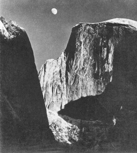 安塞尔•亚当斯《月亮和半圆丘》