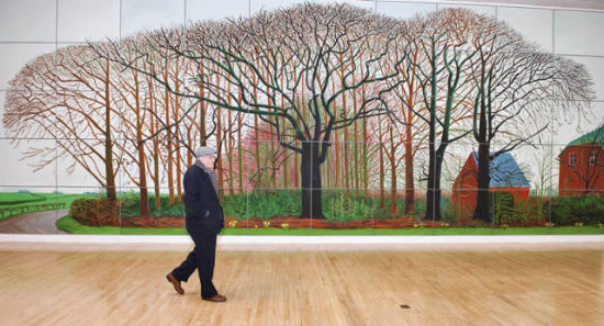 2009年，大卫·霍克尼将巨幅风景画作《沃特附近较大的树》捐赠给英国泰特美术馆。图为艺术家在他自己的作品前