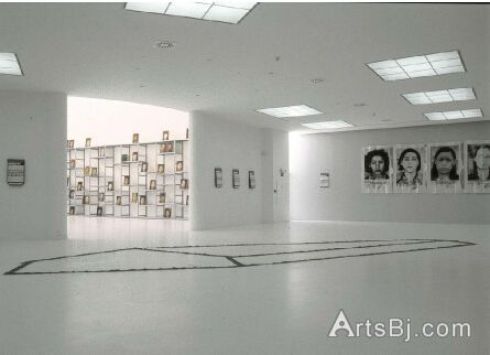 1993年安特卫普的“找个正常的情形，将其重新诠释为关于过去与现在条件的重叠的多功能读物”展览