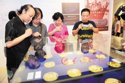 长沙市博物馆曾向社会公众免费展出长沙窑瓷器，吸引了不少市民。 长沙晚报记者 陈飞 摄