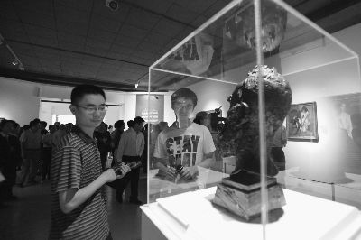 观众参观湖南省博物馆举办的“走向现代——英国美术300年”展览