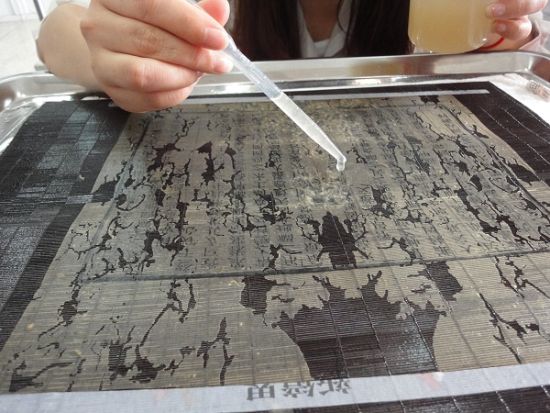 南京大学图书馆手工纸浆修复现场