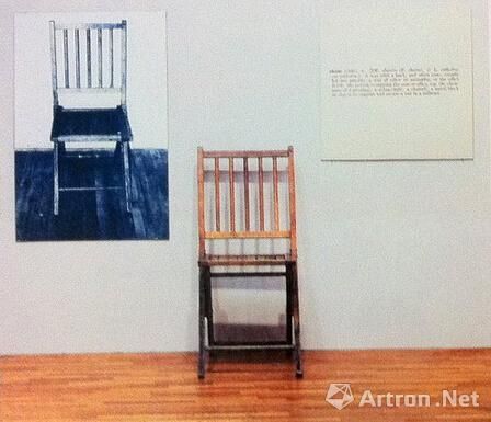约瑟夫·科苏斯(Joseph Kosuth)《一把与三把椅子》，椅子的照片、木质折椅、一段打印出来字典里对椅子的阐释词条，1965年。