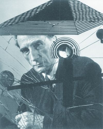 杜尚坐在《用一只眼睛看，闭上，约一个小时左右》后面，1953年（图片选自《杜尚访谈录》）