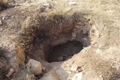 2014年底，记者和内蒙古考古研究所专家在大青山发现的辽金将军级古墓的盗洞之一。