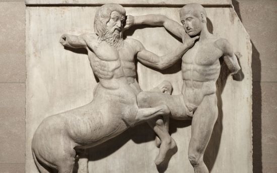 神庙大理石墙面上的雕塑《半人马和拉庇泰族人之间的战斗》 菲迪亚斯，雅典 438bc-432bc。(图片：大英博物馆)