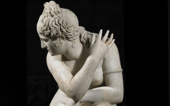 一个裸体的阿佛洛狄忒蹲在她洗澡的大理石雕像，也被称为雷利的金星。罗马希腊的副本，第二个世纪。(图片：大英博物馆)