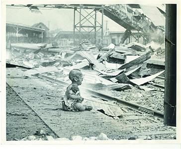1937年日军空袭上海南站，一个小孩在废墟中哭泣，记者摄下这场景。（资料）