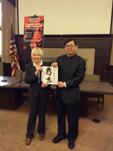 段俊平在美国新泽西城市大学向副校长Joanne Z. Bruno博士展示中国书法
